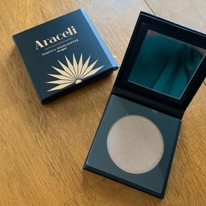 Araceli Tequila Highlighter